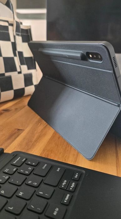 Galaxy Tab S8 com capa reclado e touchpad