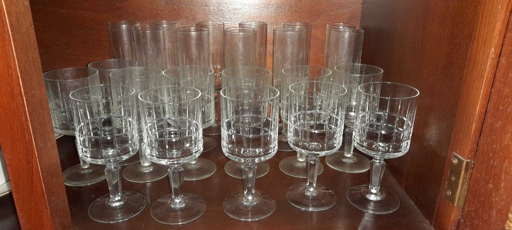 Serviço de 61 peças de Meio Cristal verdadeiro - copos, garrafa e jarro