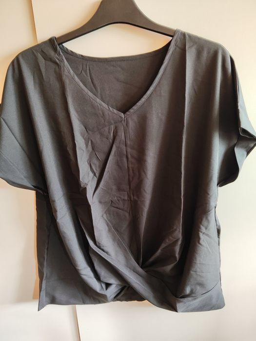 Czarna bluzka z krótkim rękawem