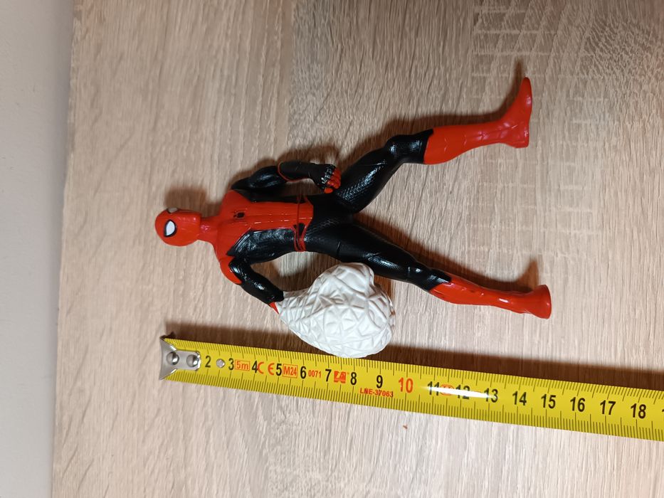 Hasbro Spider-Man: Far from home - Web Punch Spider-Man Figure