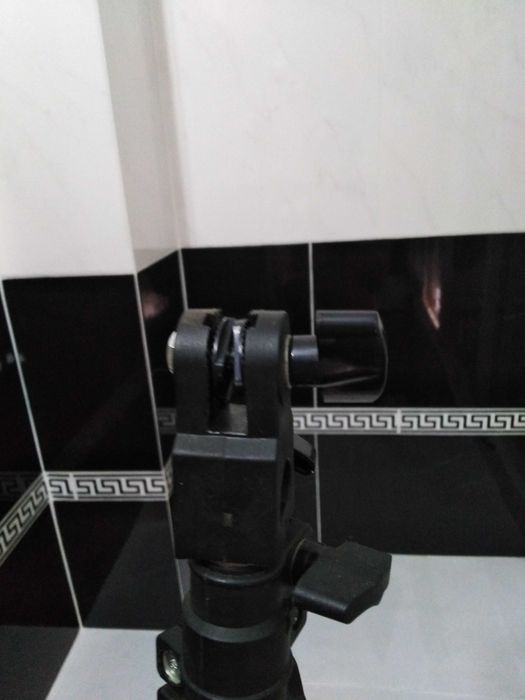 Tripé ajustável para diferentes alturas e ângulos.