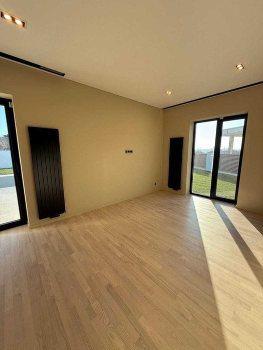 Новый 1-но этажный дом в Совиньоне, участок 10,66 соток, 185 кв.м.