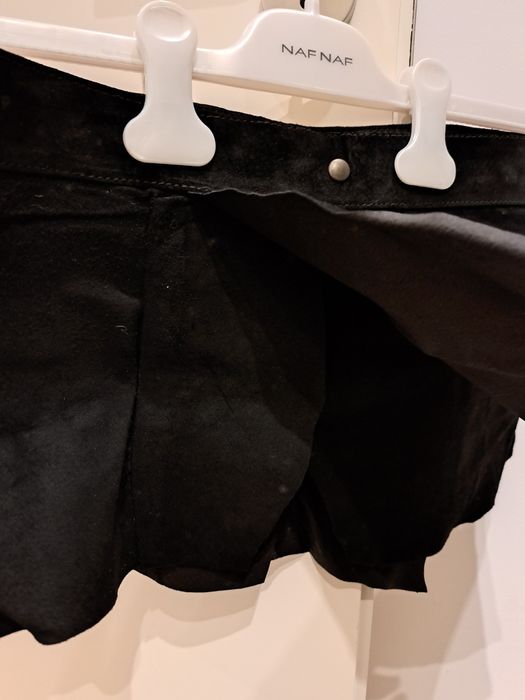 Saia curta preta em pele