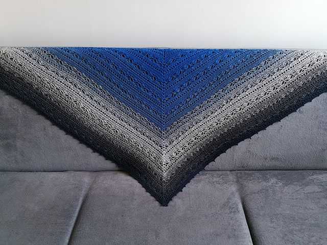 Chusta szydełkowa ombre niebiesko-szara, elegancka i efektowna