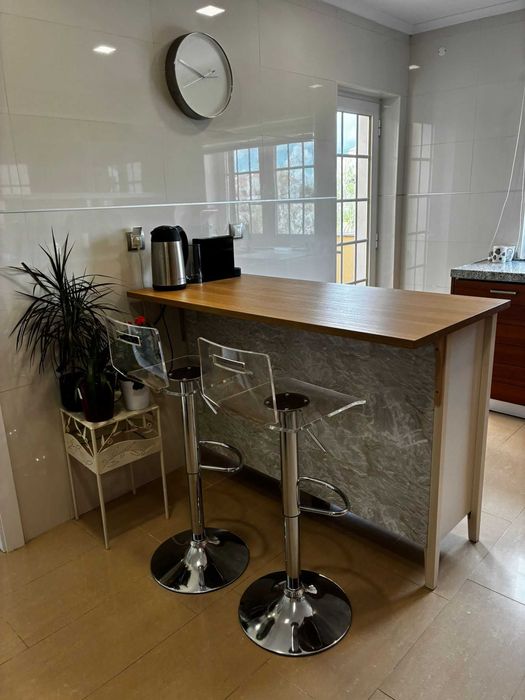 Aparador Ikea Visdalen transformado em ilha de cozinha