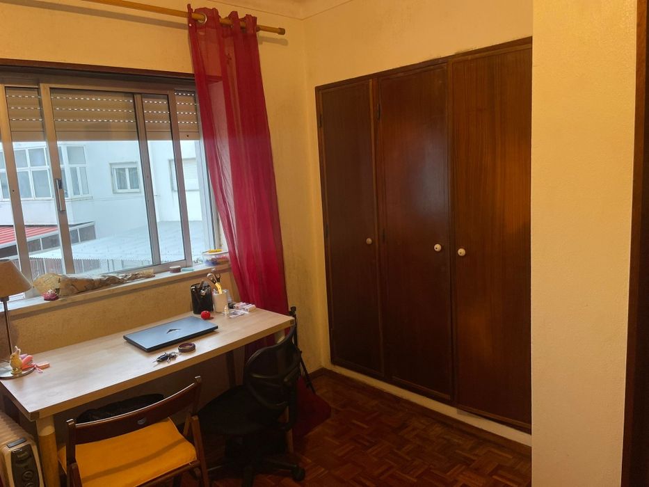Alugo em Caldas da Rainha quarto com banho privativo perto ESAD para estudantes/professores a partir de maio