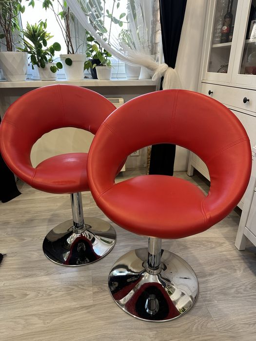 2 czerwone fotele barowe