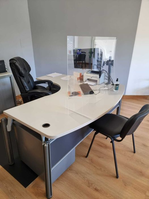 Secretária com gavetas