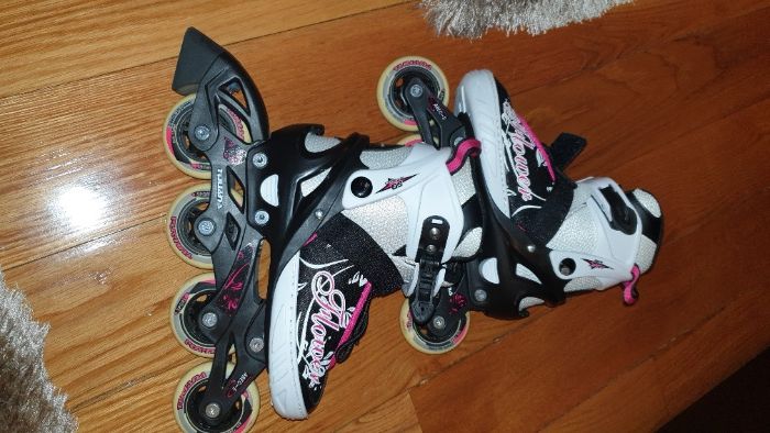 Patins em linha de menina com equipamento proteção