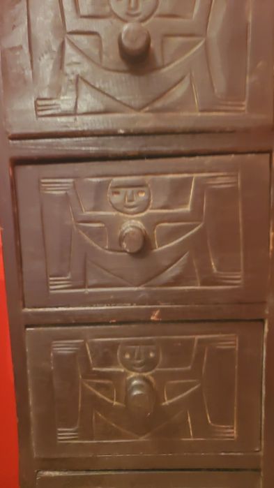 Gaveteiro em madeira rústica para desocupar