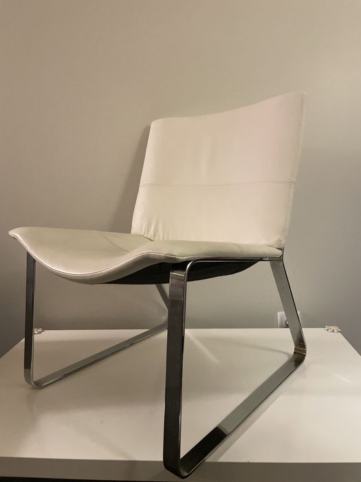 Poltrona branca de couro BoConcept