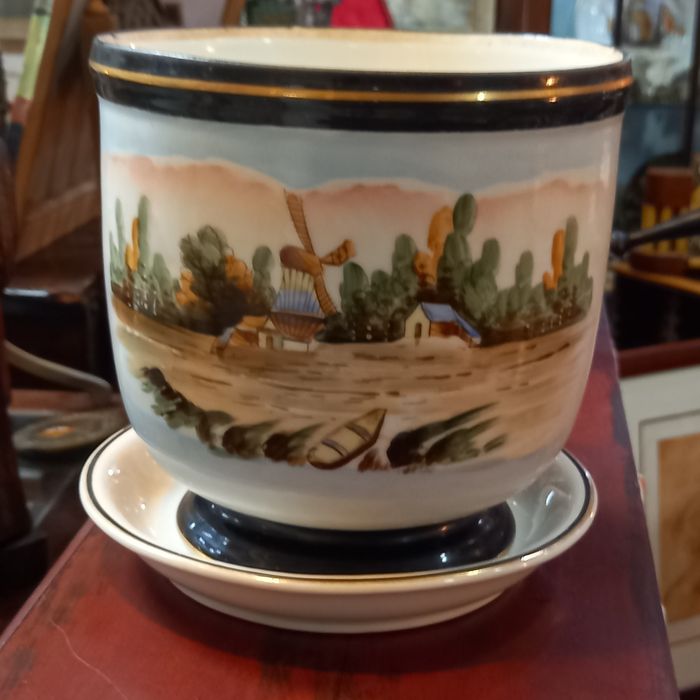 Vista Alegre cachepot marca 1881