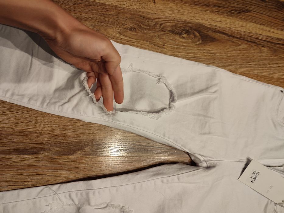 Spodnie białe z dziurami nowe z metką M