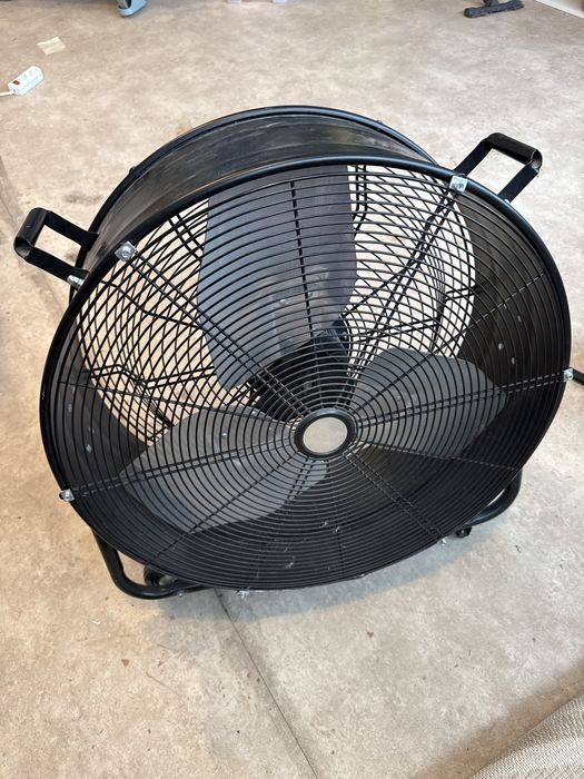 Wiatrak na kółkach