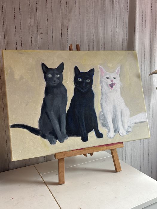 Trzy kotki na oliwkowo-żołtym tle 55x38 cm akryl