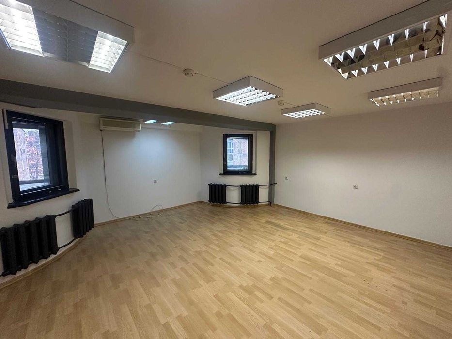 Оренда окремого нежитловго (офісного) приміщення 775 м.кв., Ризька,12