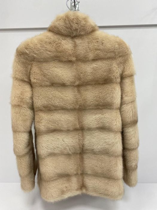 Норкова шуба бежевого кольору