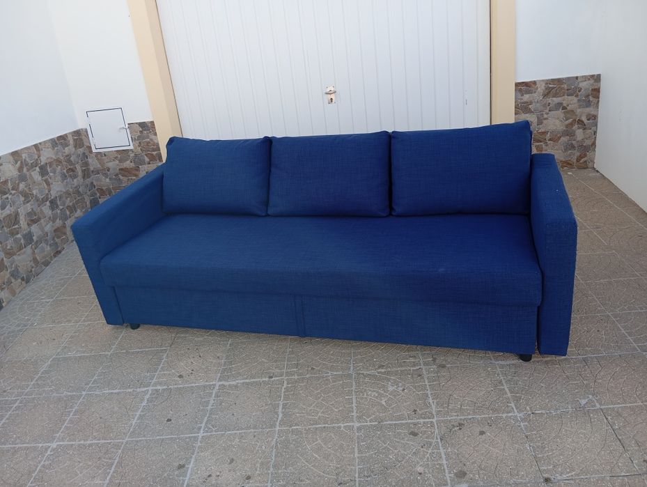 Sofá cama de três lugares tecido azul