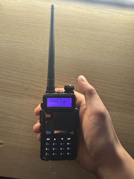 Baofeng UV-5R z słuchawką i ładowarką