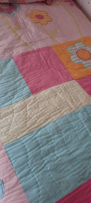 Colcha de retalhos com aplicações