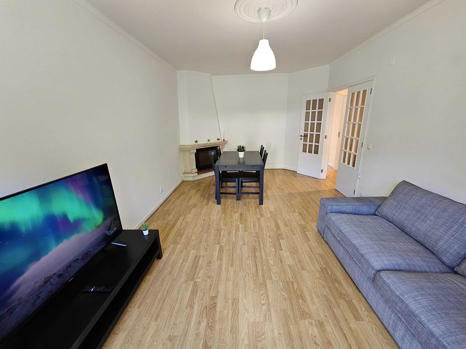 Quarto suite com varanda em apartamento remodelado e mobilado