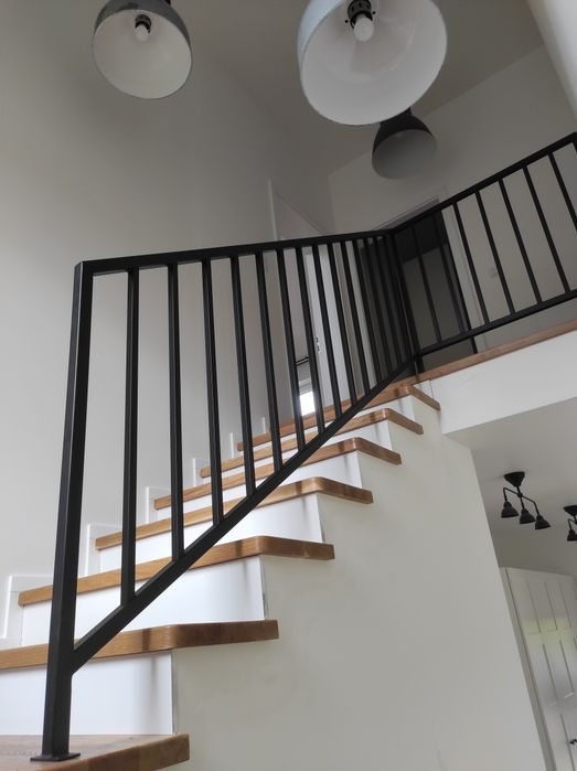 Balustrady wewnętrzne oraz zewnętrzne.