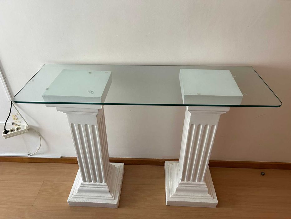 Consola de entrada com tampo de vidro e colunas decorativas