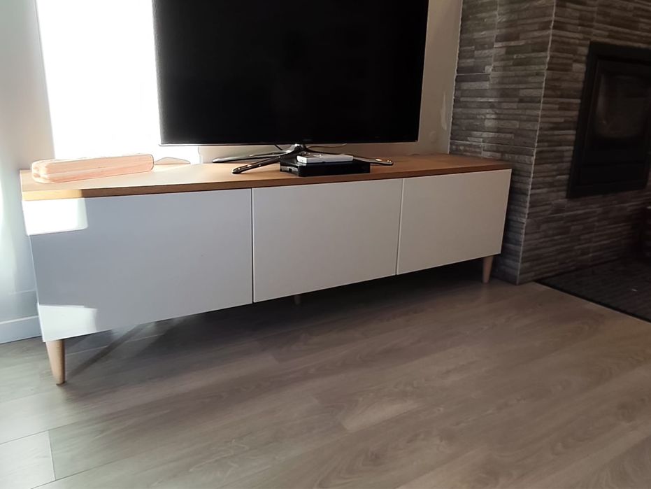 Móvel TV moderno branco e madeira