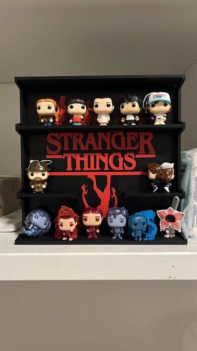 Aktualne !!!Półka na mini figurki stranger things z Kinder Joy