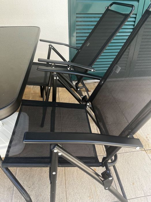 Conjunto de jardim: mesa, 4 cadeiras e guarda sol