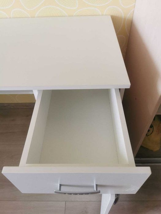 Стіл письмовий білий