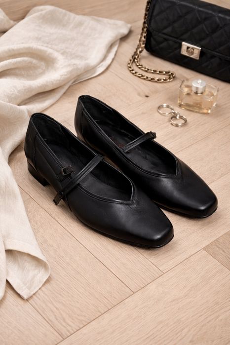 Класичні чорні туфлі у стилі Mary Jane з ремінцем