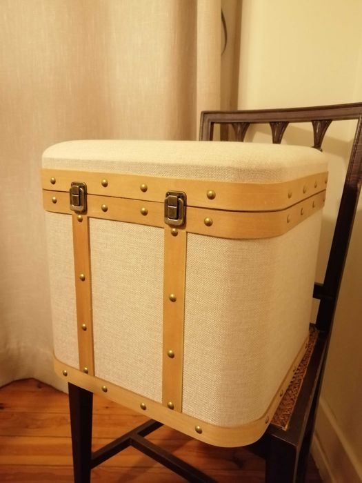 Baú em madeira e linho