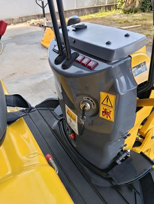 Mini escavadora giratória Yanmar ( 700h)