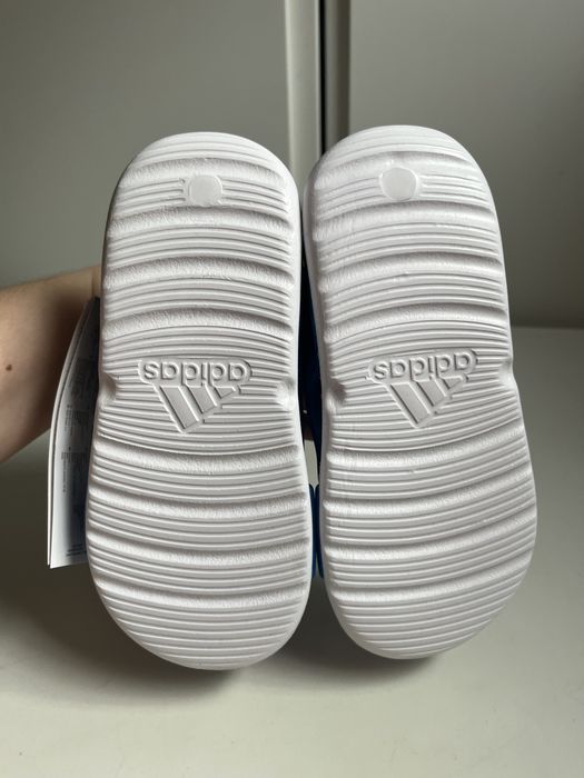 Piankowe sandały dla dziecka Adidas na rzepę