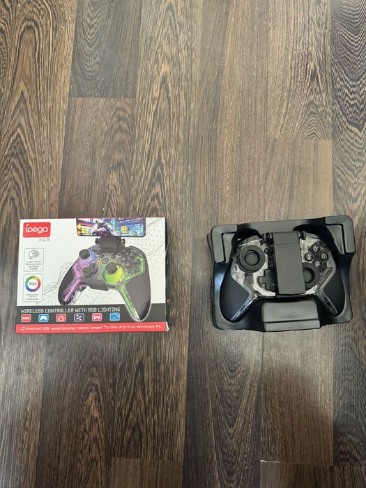 iPega Bezprzewodowy Gamepad RGB z uchwytem na telefon