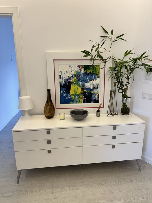 Cómoda / Aparador branco com pés metálicos – design moderno