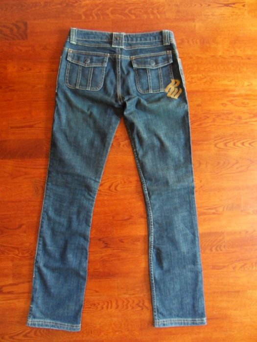 Jeansy RocaWear z haftami