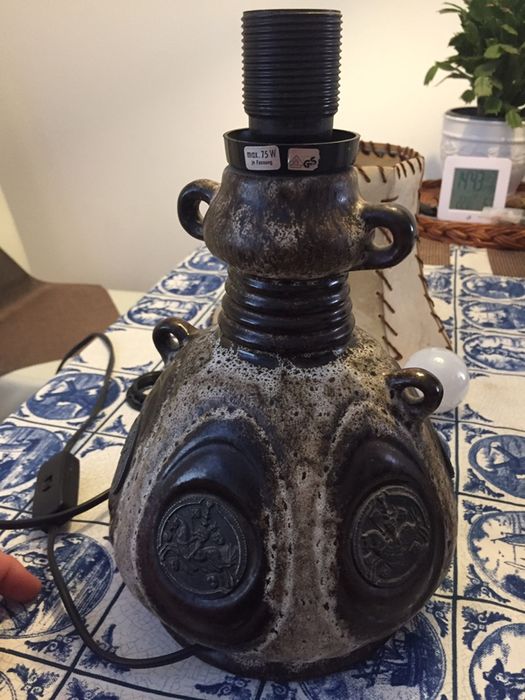 Lampa a’la butelka ze skórzanym kloszem