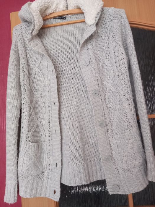 Sweterek damski z ciepłym kapturem rozmiar M