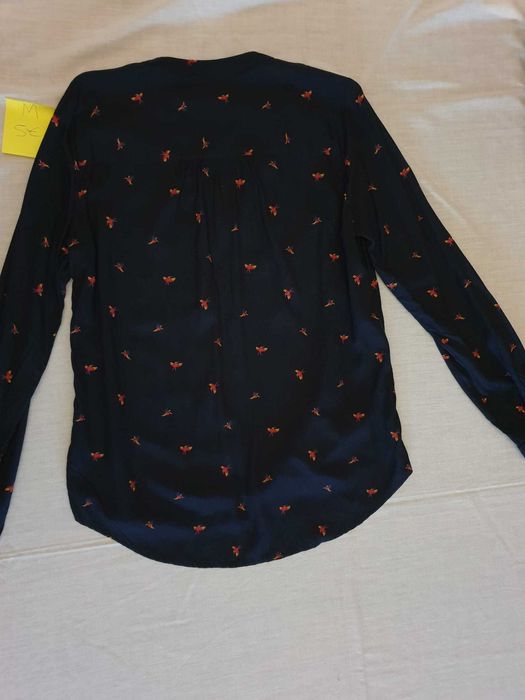 Blusa azul escura com motivos marca Kiabi (M)