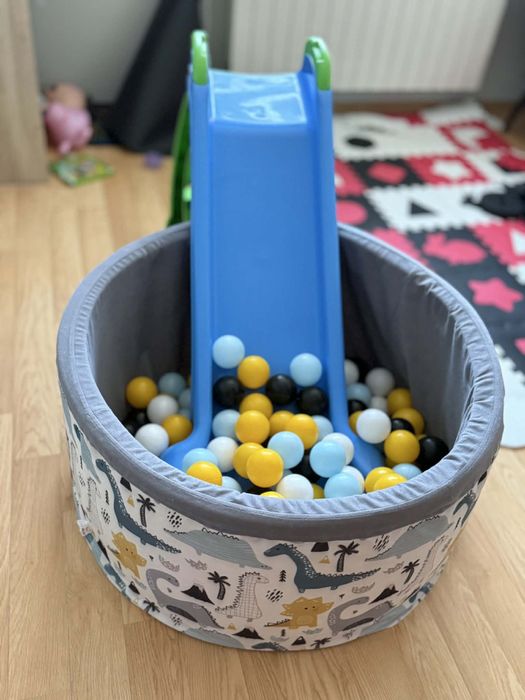 Basen z kulkami i zjeżdżalnia