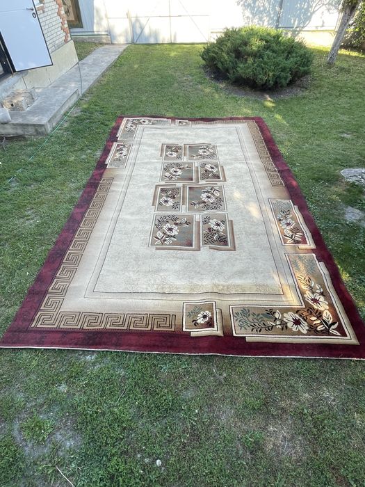 Продам диван б/у,продам килим