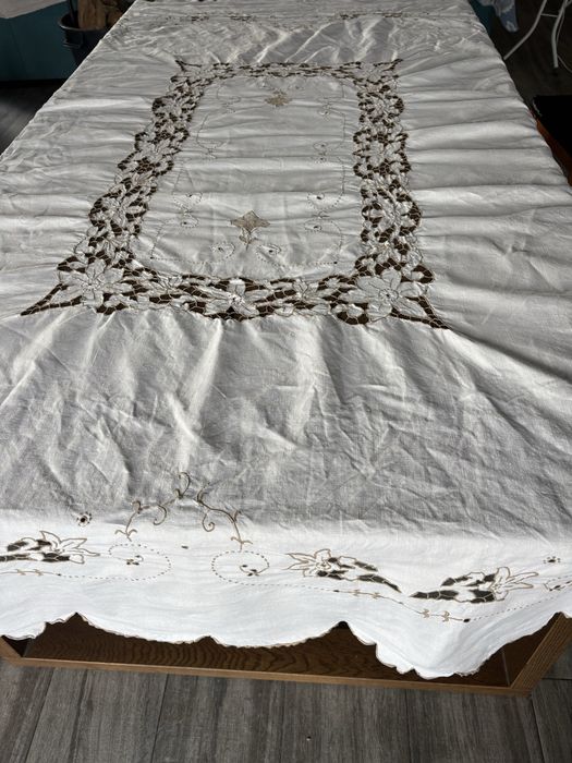 Toalha de mesa em linho bordado à ilha da madeira 212x170