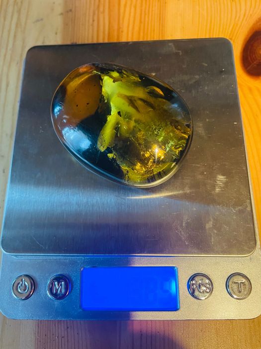 Nowa duża bryłka naturalnego bursztynu z chmurką