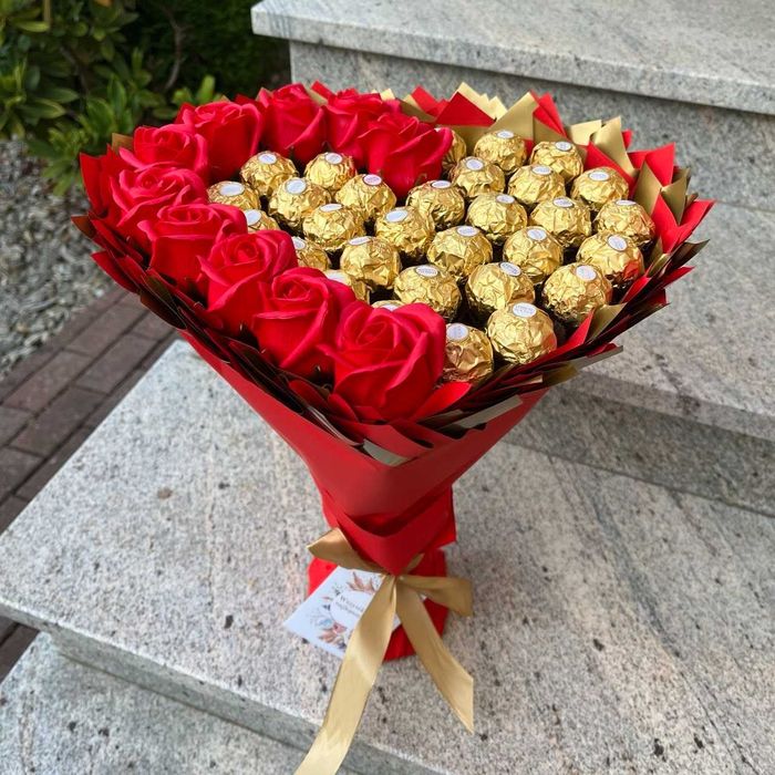 Bukiet Ferrero Rocher i róże mydlane. Prezent na 30 40 urodziny