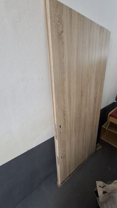 Drzwi wewnętrzne lub zewnętrzne.