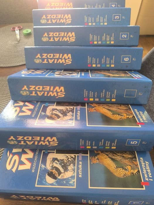 Kolekcja Świat Wiedzy 7 segregatorów z zawartością