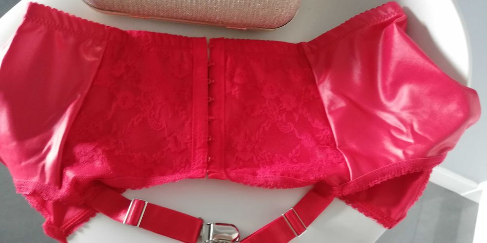 pas do pończoch czerwony jak skóra