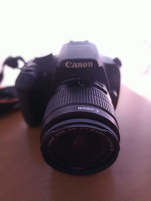 Canon EOS 1200D В хорошому стані.
В комплект іде , зарядка, батарея ,